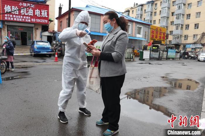 周欣葉在卡點值守 蒼雁 攝